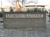 901049 Afbeelding van het oude naambord van de voormalige Kromhoutkazerne bij de achteringang (Herculeslaan 1) te Utrecht.